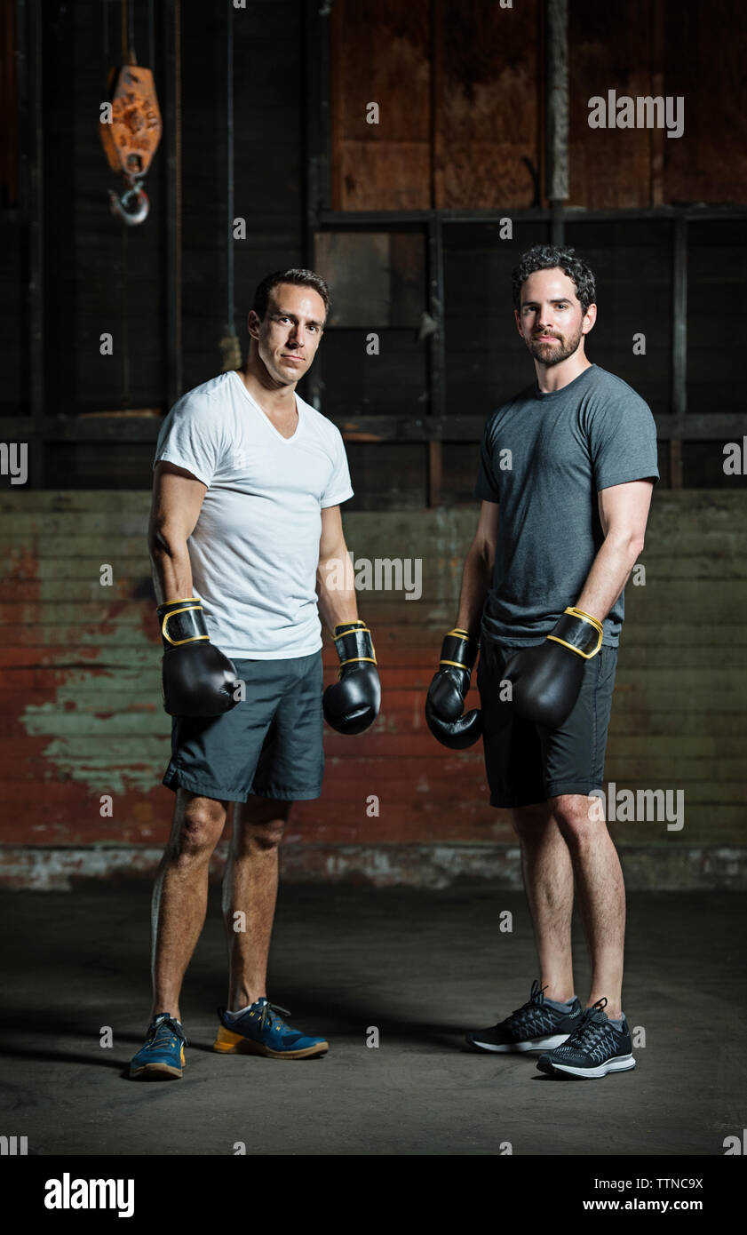 Portrait de l'homme confiant boxers standing in gym Banque D'Images