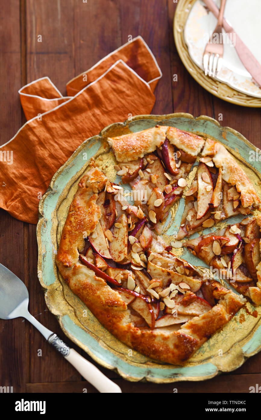 Vue en grand angle de la tarte aux pommes dans l'assiette avec cuillère et serviette sur table en bois à la maison Banque D'Images