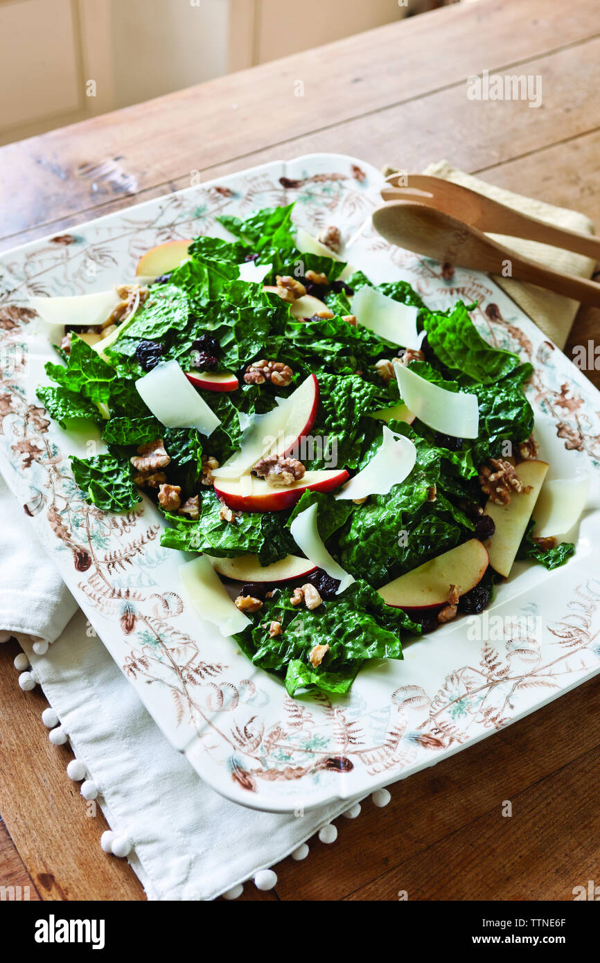 Vue en grand angle de la salade servie dans une assiette sur une table en bois à la maison Banque D'Images
