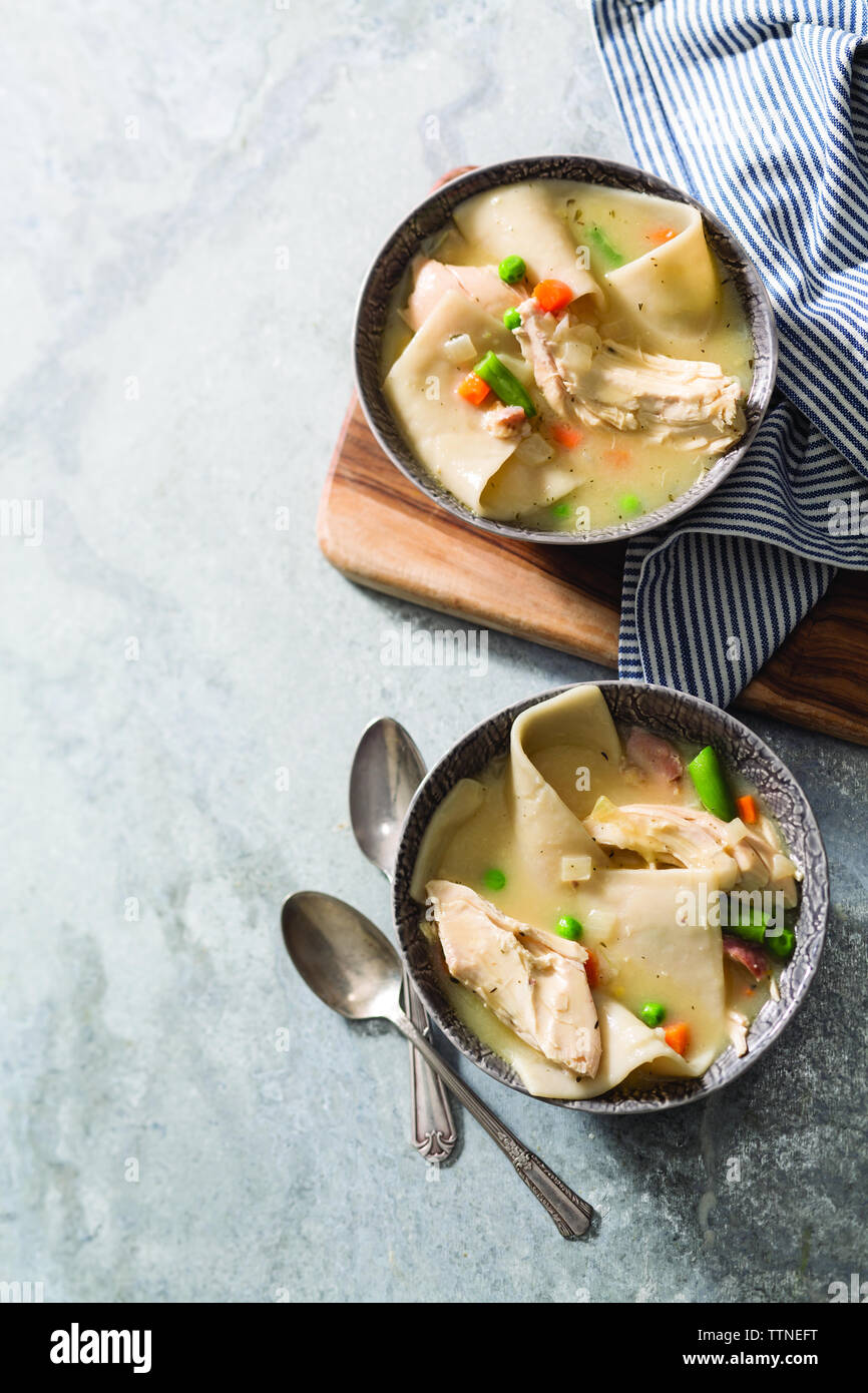 Vue panoramique sur les plats faits maison servis dans des bols sur une table Banque D'Images