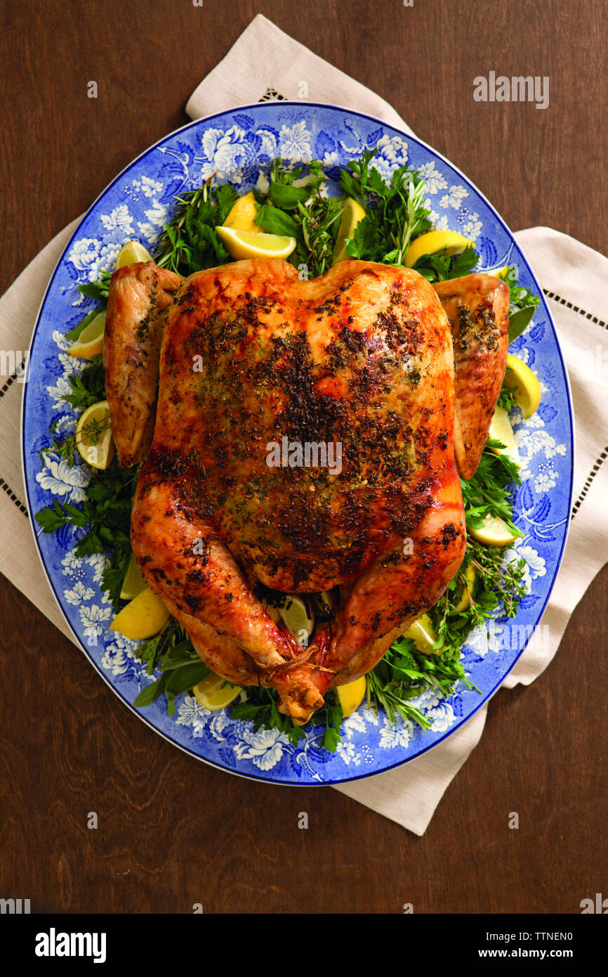 Vue sur la viande de dinde rôtie servie dans une assiette sur la table à la maison Banque D'Images