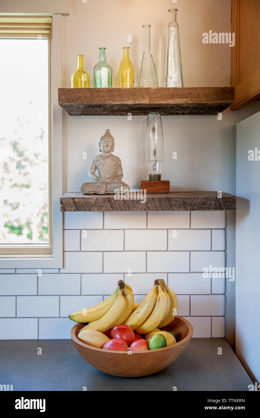 Bouteilles en verre avec coupe de fruits dans la cuisine Banque D'Images