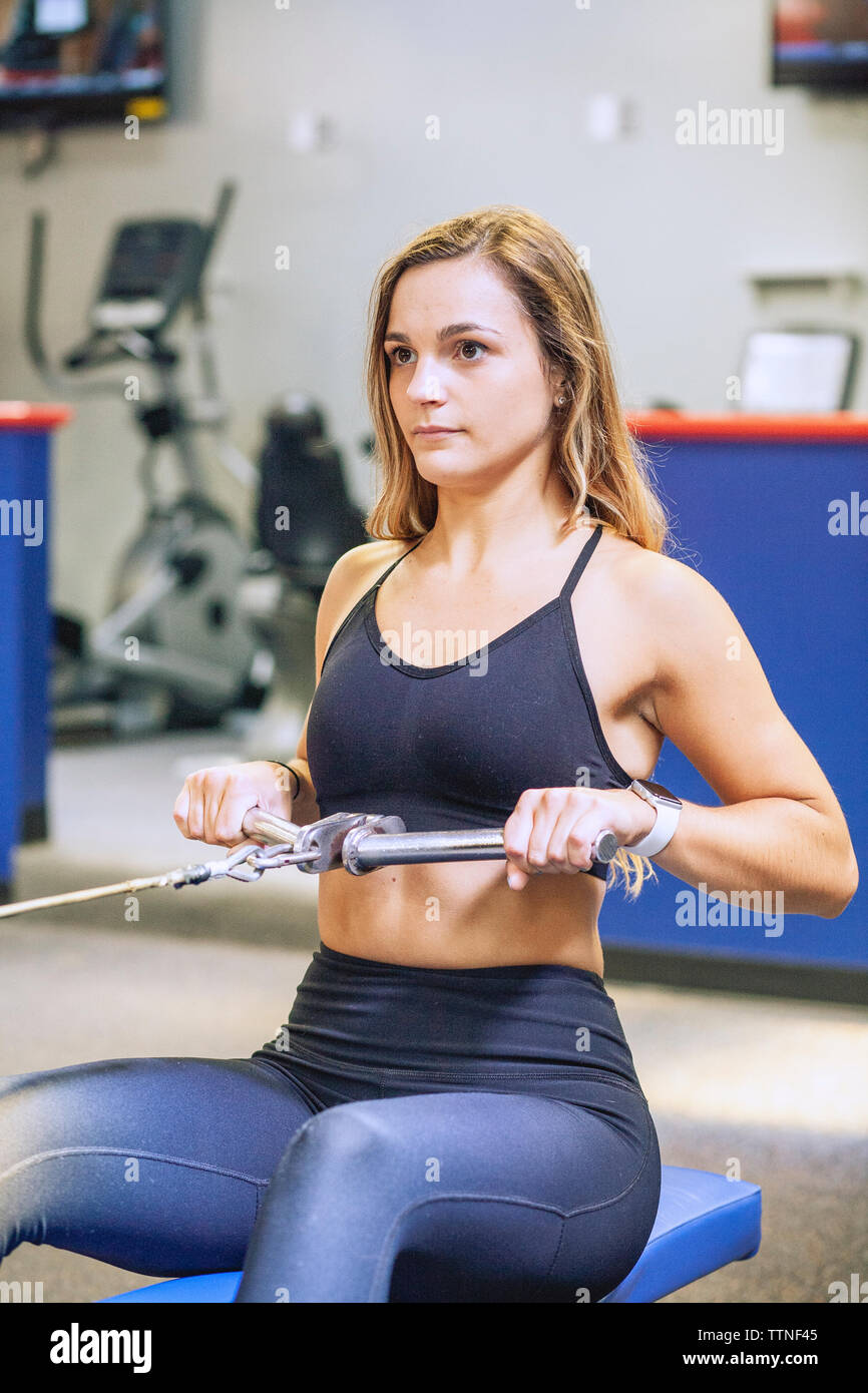 Belle Jeune blonde Woman Working Out in Gym Banque D'Images