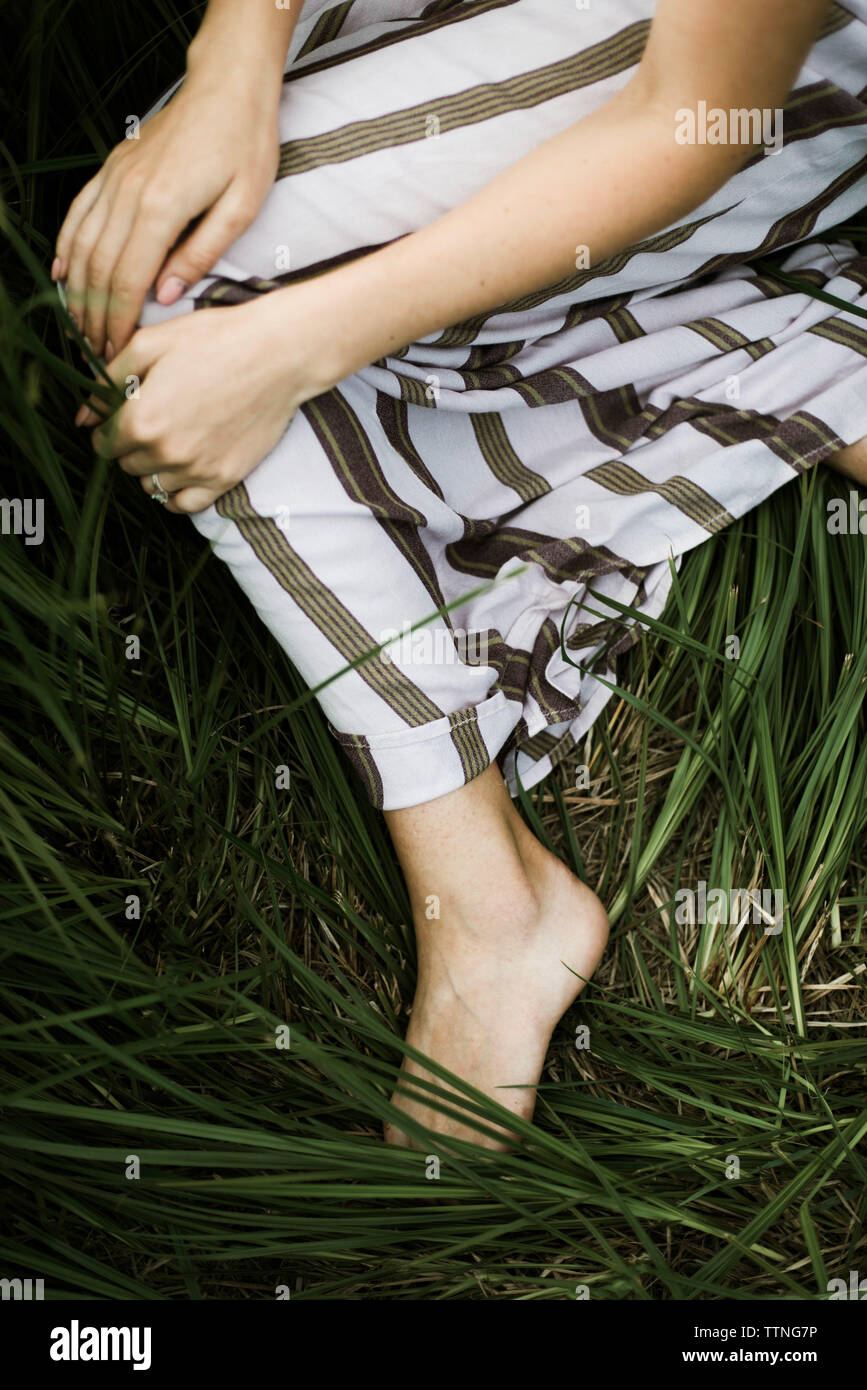 Les jambes des femmes sur l'herbe Banque D'Images