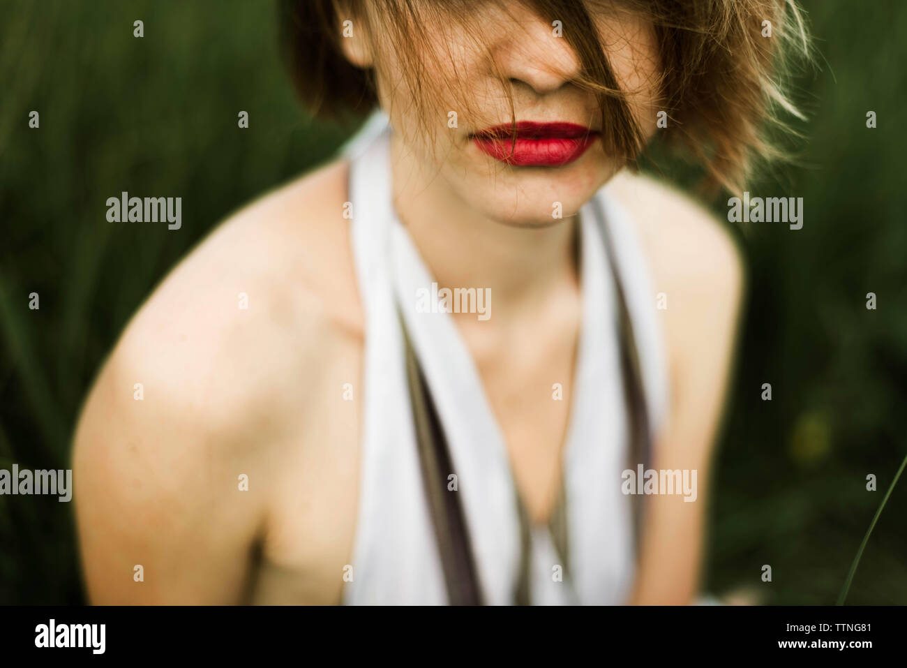 Portrait de belle femme en tenue de détente sur les champs Banque D'Images