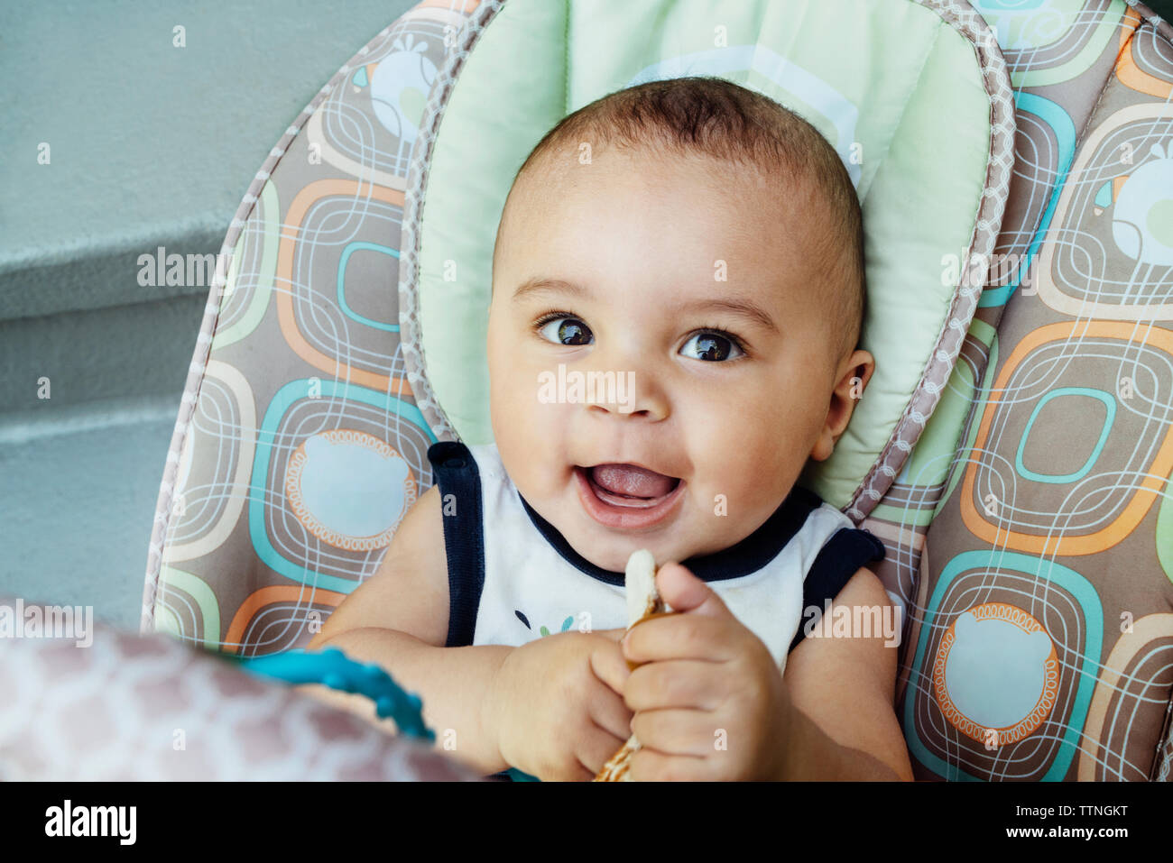 Portrait of smiling baby boy at home Banque D'Images