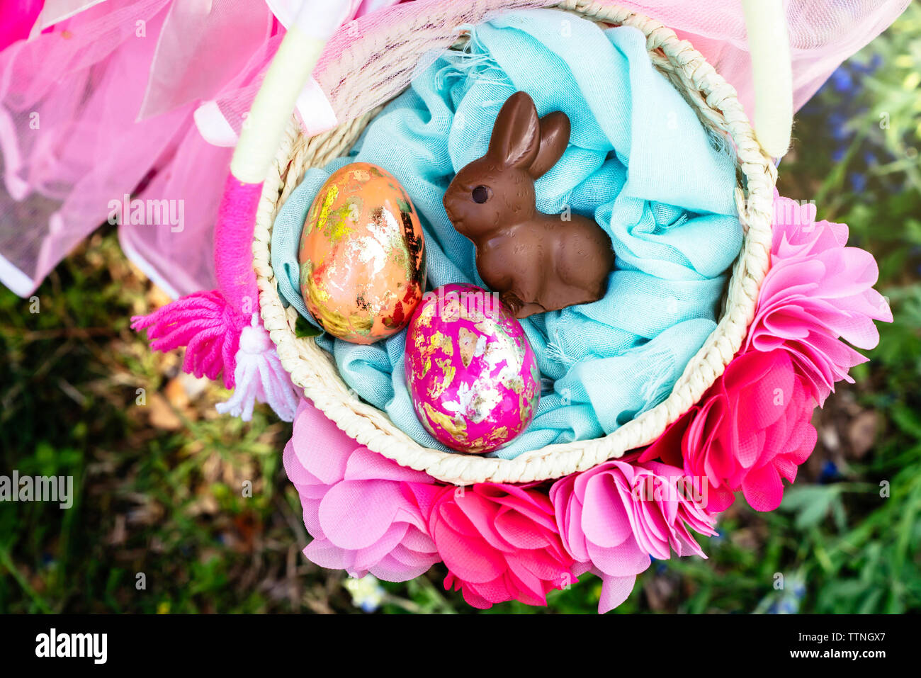Vue aérienne de la fille avec des oeufs de pâques et lapin dans le panier Banque D'Images