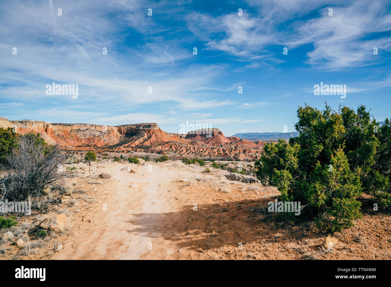 Vue panoramique des formations rocheuses contre ciel nuageux dans le desert Banque D'Images