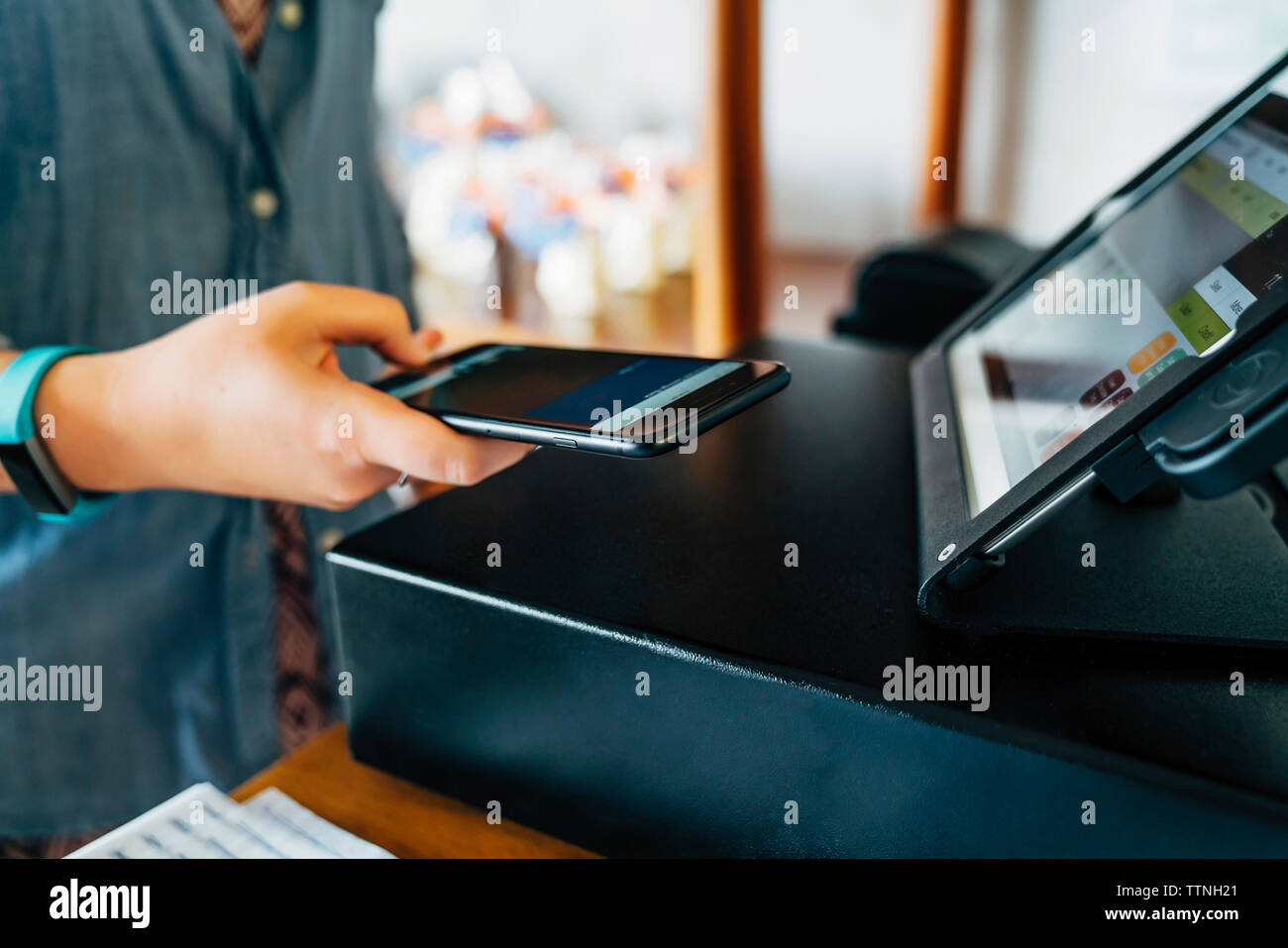 Portrait de la clientèle féminine au paiement mobile store Banque D'Images