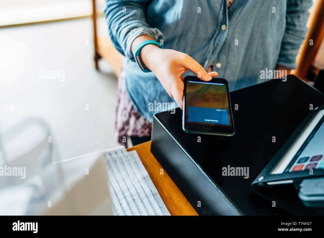 Portrait de la clientèle féminine au paiement mobile store Banque D'Images