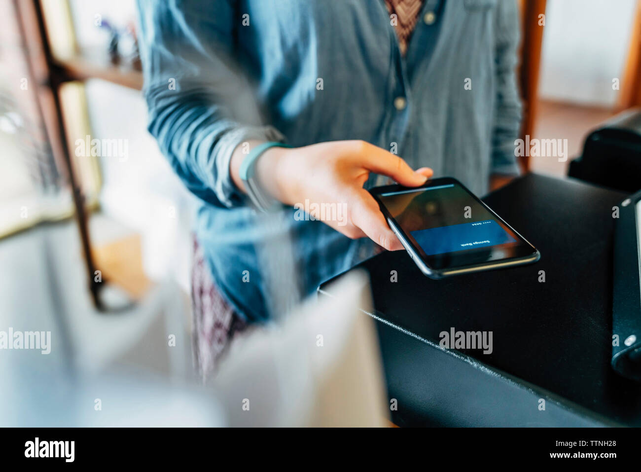 Portrait de la clientèle féminine au paiement mobile store Banque D'Images