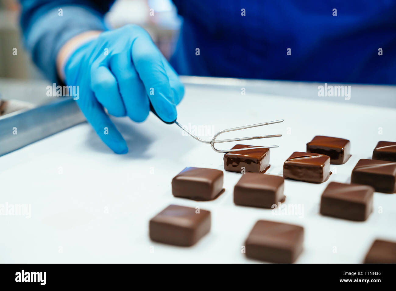 Portrait chef holding au chocolat avec une fourchette dans le bac Banque D'Images