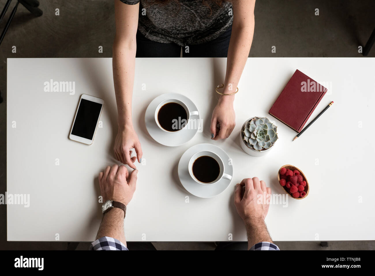 Vue de dessus de table à café avec couple in cafe Banque D'Images