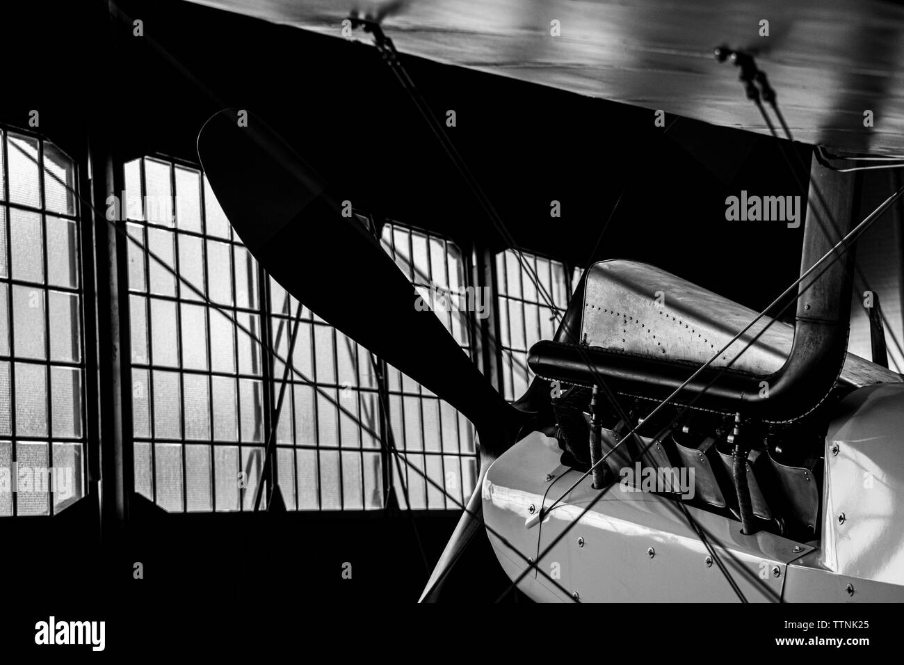 Albatros D.Va allemand réplique biplan historique rim / silhouette éclairée dans un hangar Banque D'Images