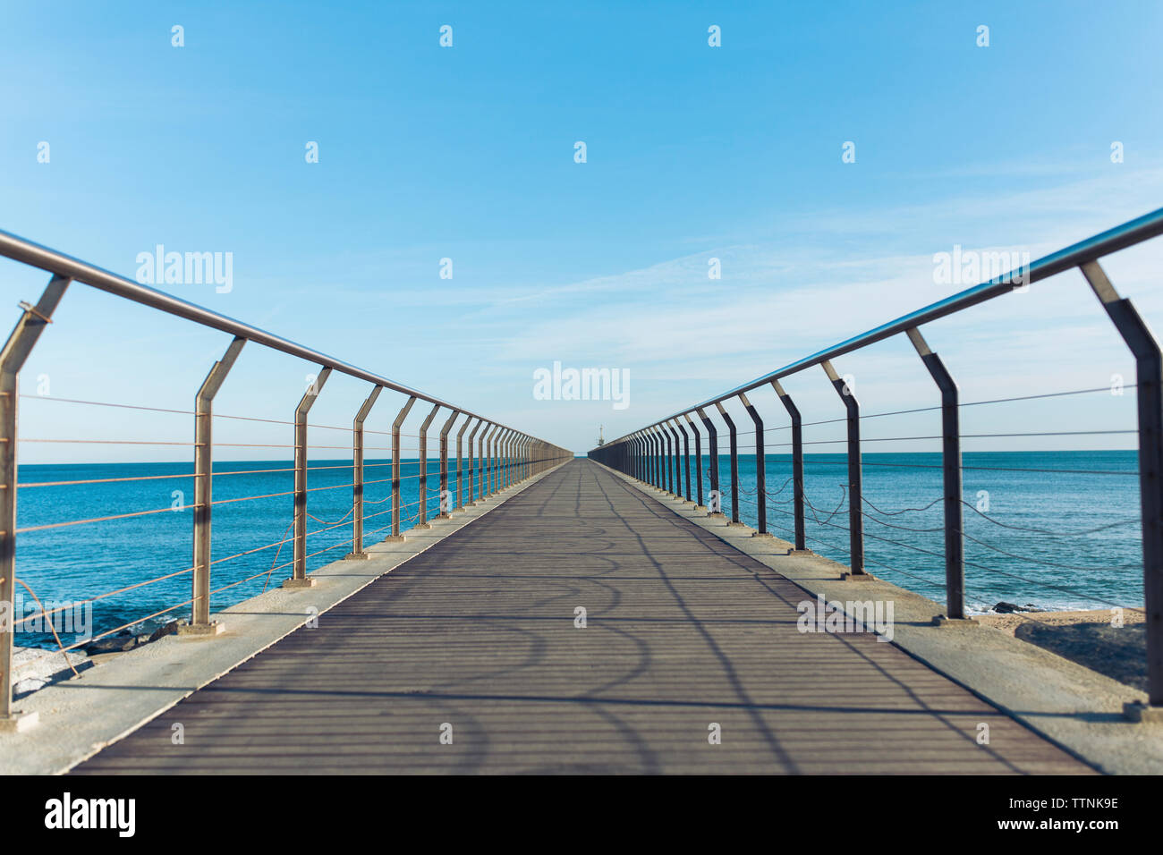 Point de vue de la diminution de la mer sur la jetée contre le ciel Banque D'Images