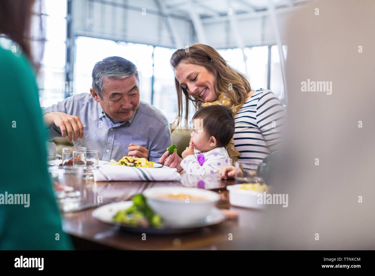 Family cute baby boy eating food in restaurant Banque D'Images
