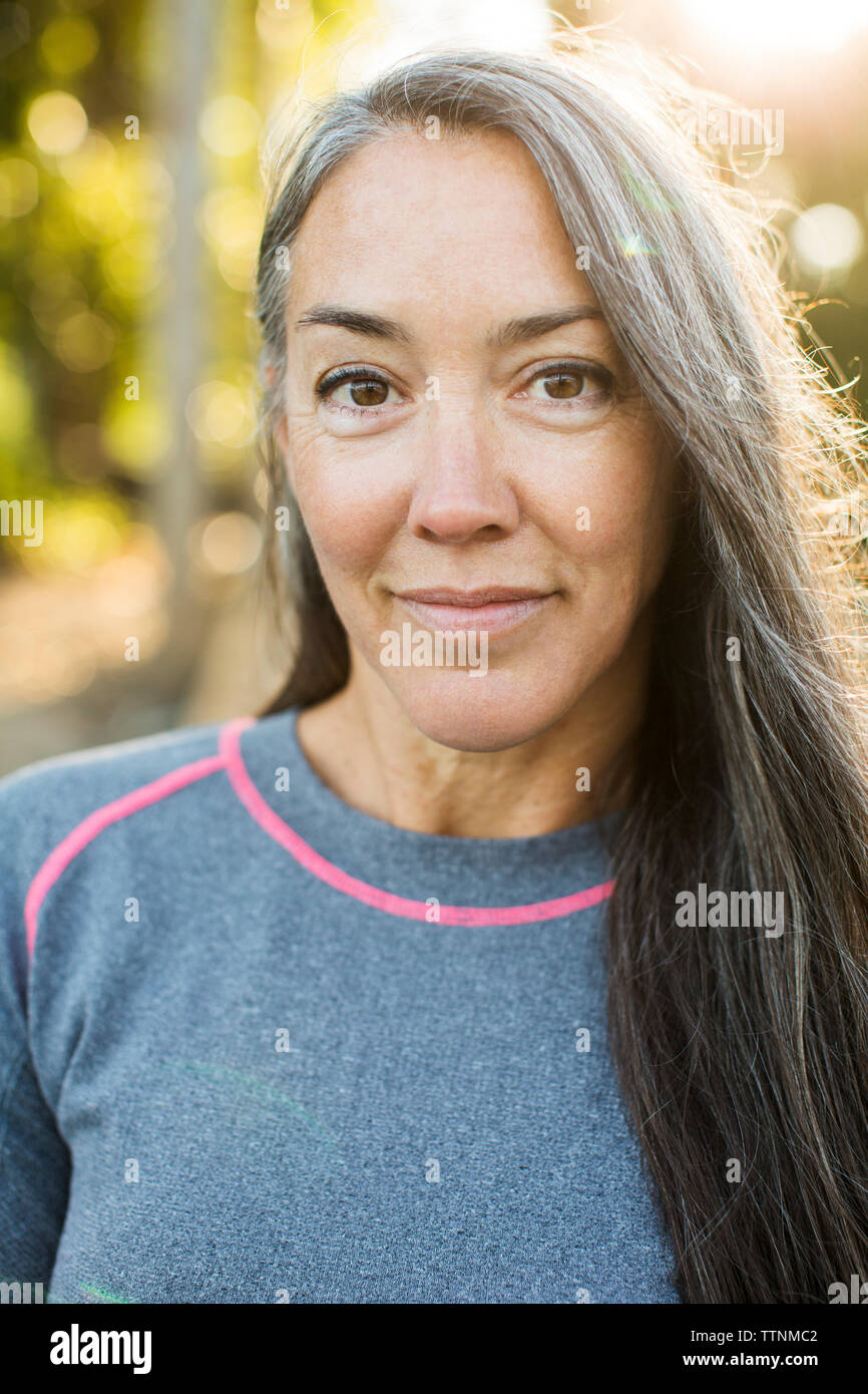 Close-up portrait of smiling woman Banque D'Images
