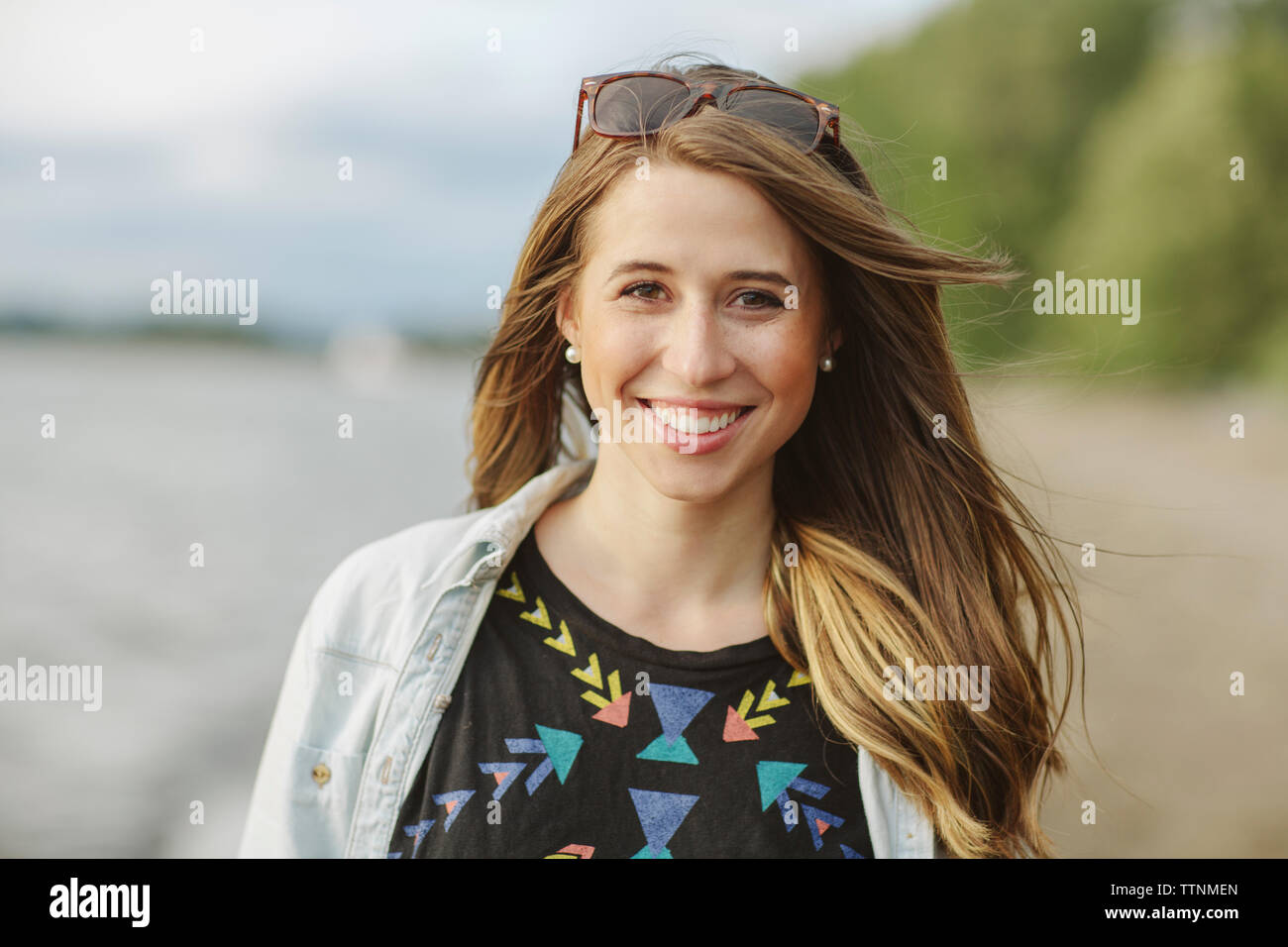 Close-up portrait of smiling woman with Blonde hair Banque D'Images