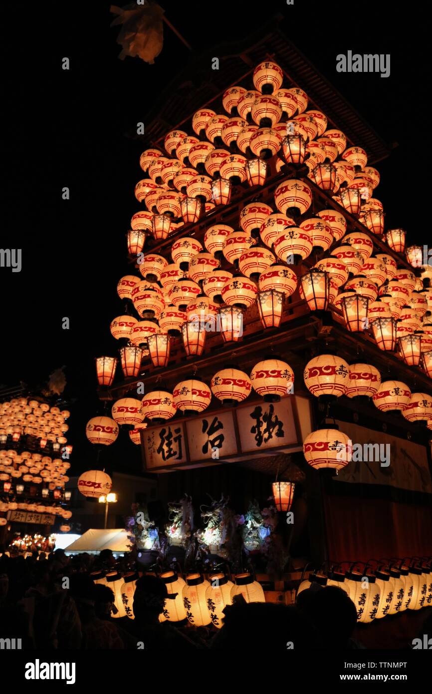 Flotteur antiques couverts en allumé des lanternes en papier à Inuyama festival au Japon Banque D'Images