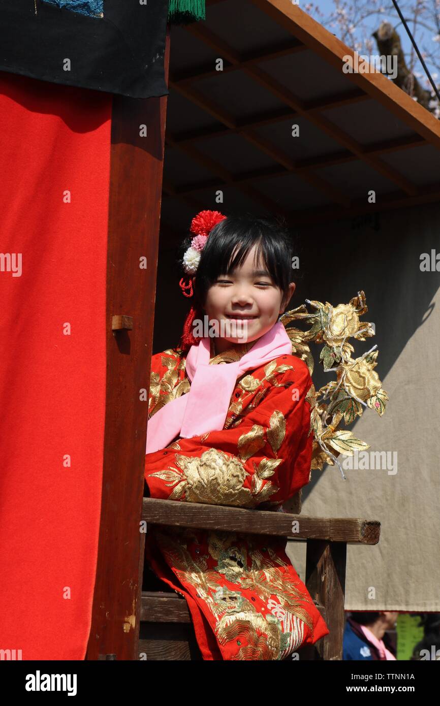 Les enfants japonais en costumes traditionnels équitation sur flotteurs à la festival Inuyama Banque D'Images