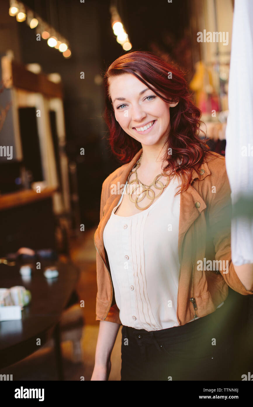 Portrait of happy in store Banque D'Images