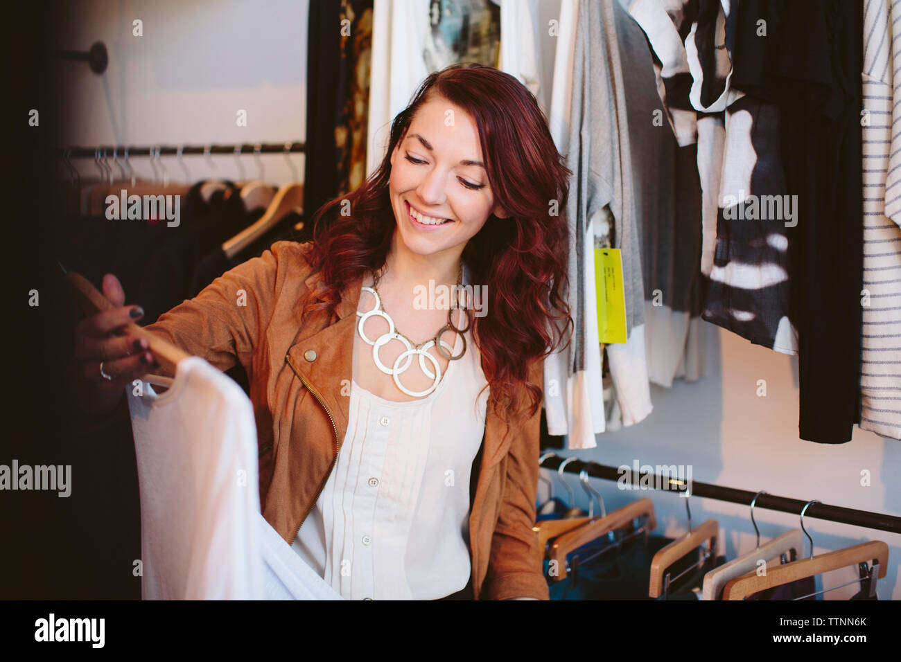 Smiling in store Banque D'Images