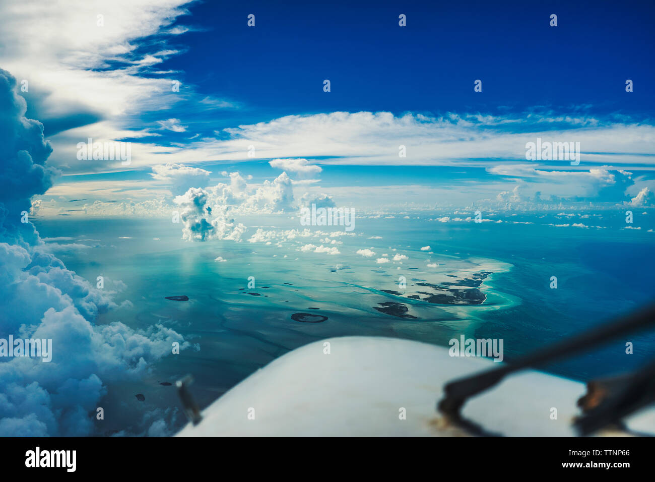 Image recadrée de vol d'un avion sur seascape against sky Banque D'Images