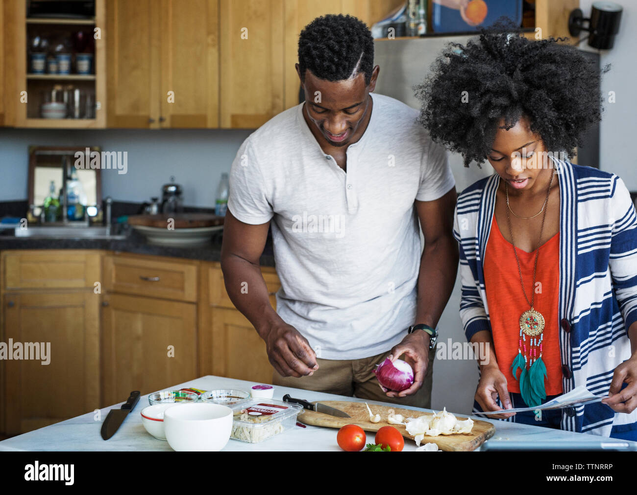 Couple cooking food in kitchen Banque D'Images