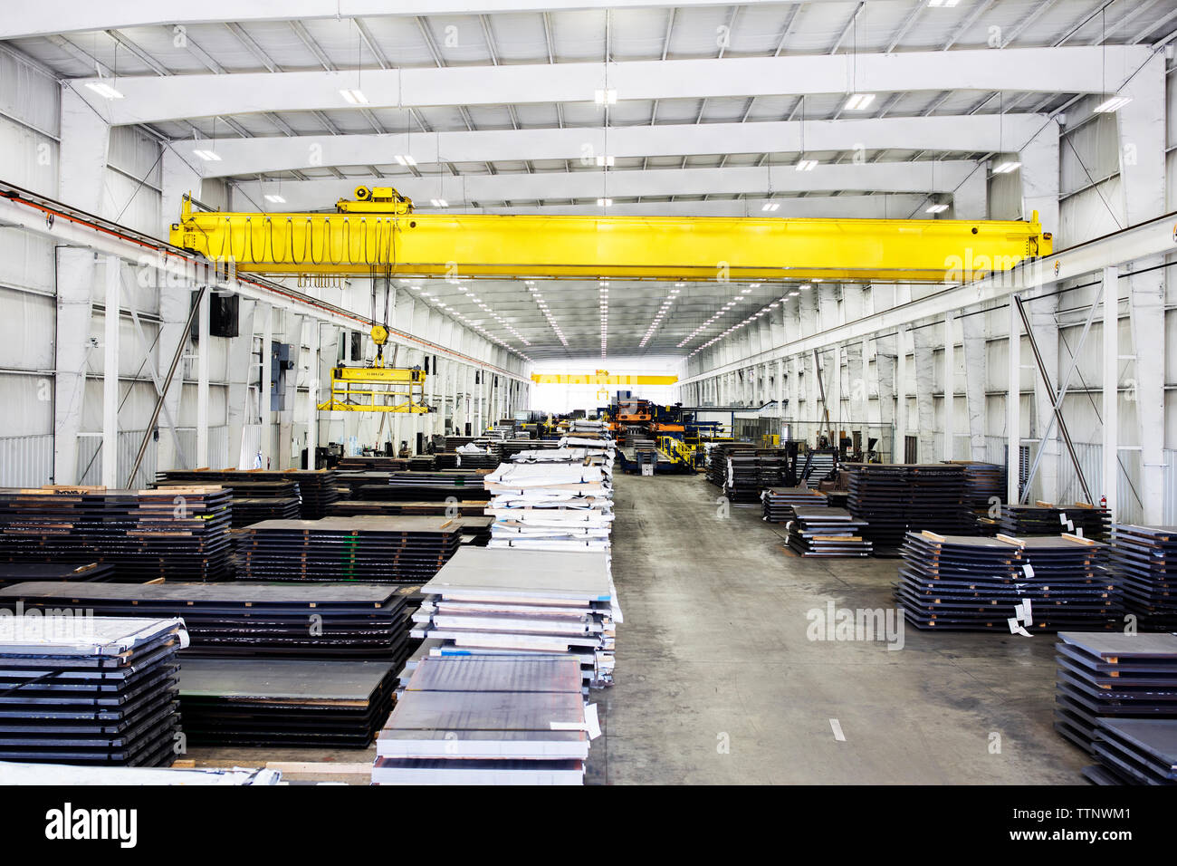 Vue à angle élevé des machineries dans l'usine de l'industrie de l'acier en métal Banque D'Images