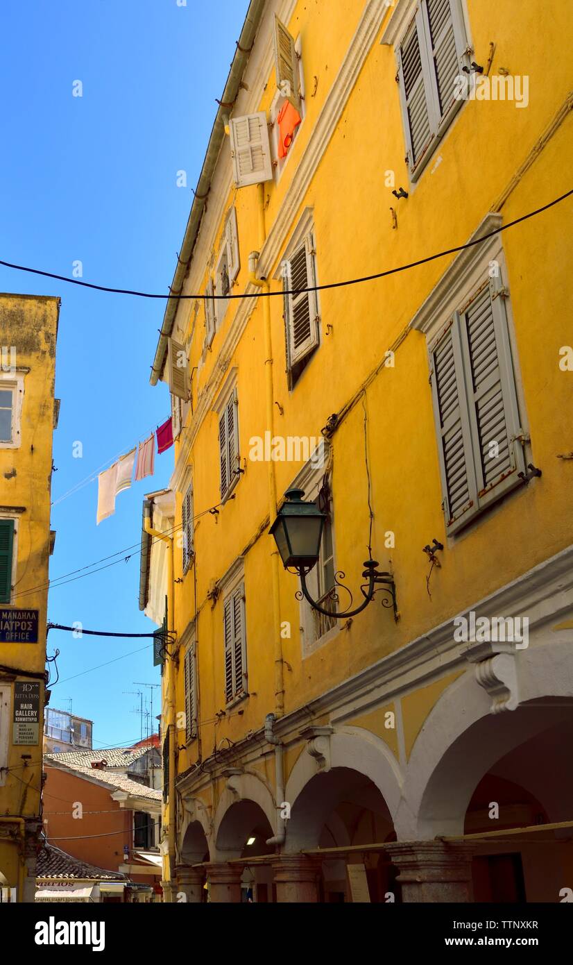 Les bâtiments de la vieille ville de Corfou, blanchisserie en train de sécher dehors,sur une ligne de lavage,suspendue entre les bâtiments,Kerkyra,grèce,îles Grecques,Îles Ioniennes Banque D'Images