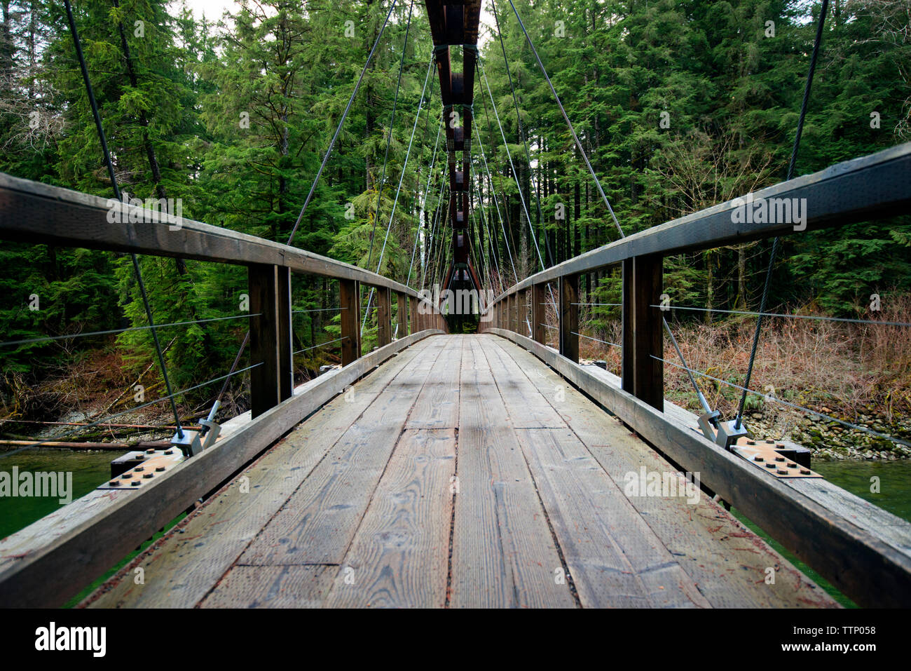 Pont de bois sur la rivière Snoqualmie contre des arbres Banque D'Images