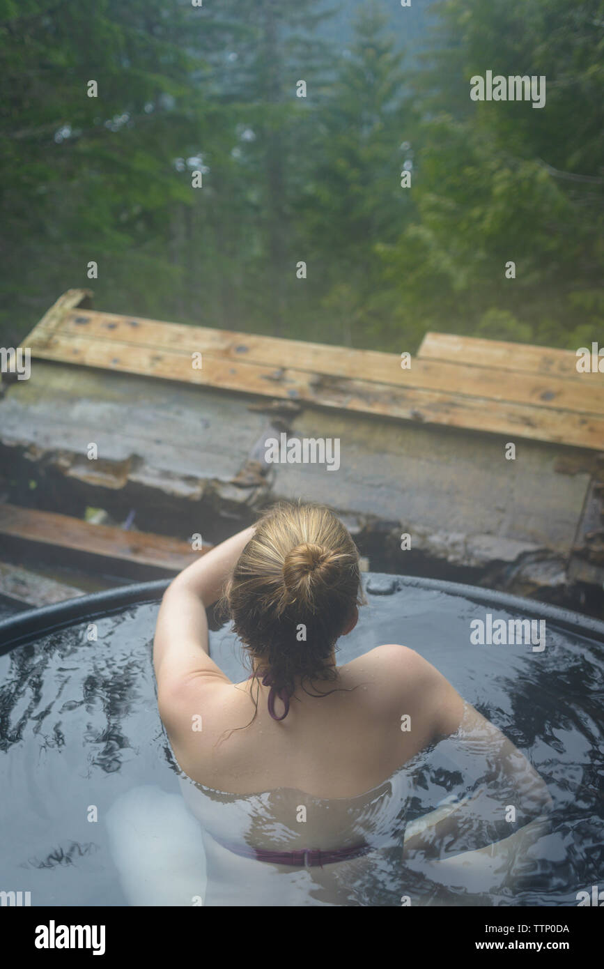 High angle view of woman bathing in Hot spring Banque D'Images