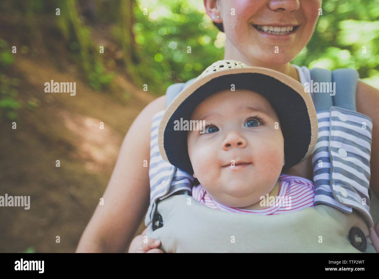 Portrait of smiling mother carrying son dans baby carriage Banque D'Images