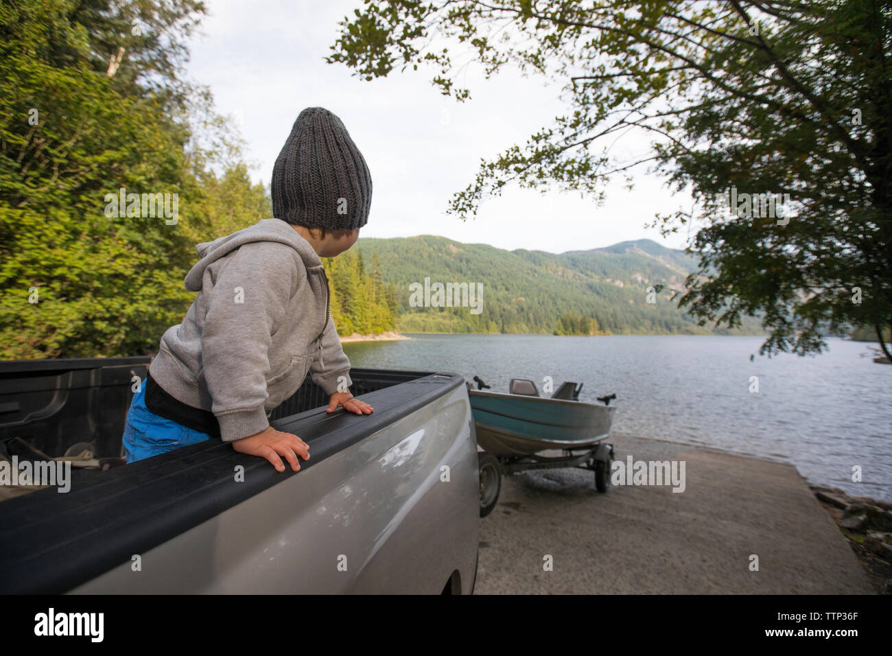Baby Boy looking at view tout en se tenant dans la camionnette au Parc provincial Sasquatch Banque D'Images