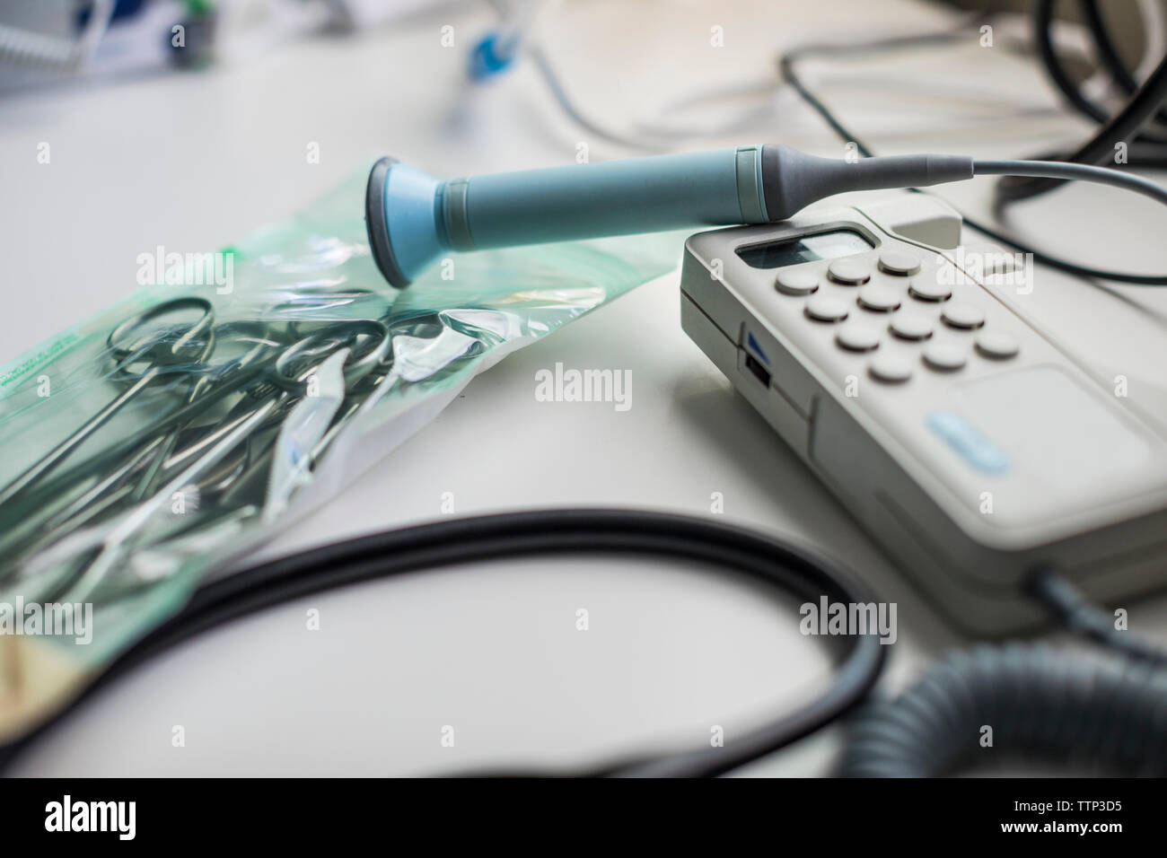 Close-up de l'équipement médical sur la table à la maison Banque D'Images