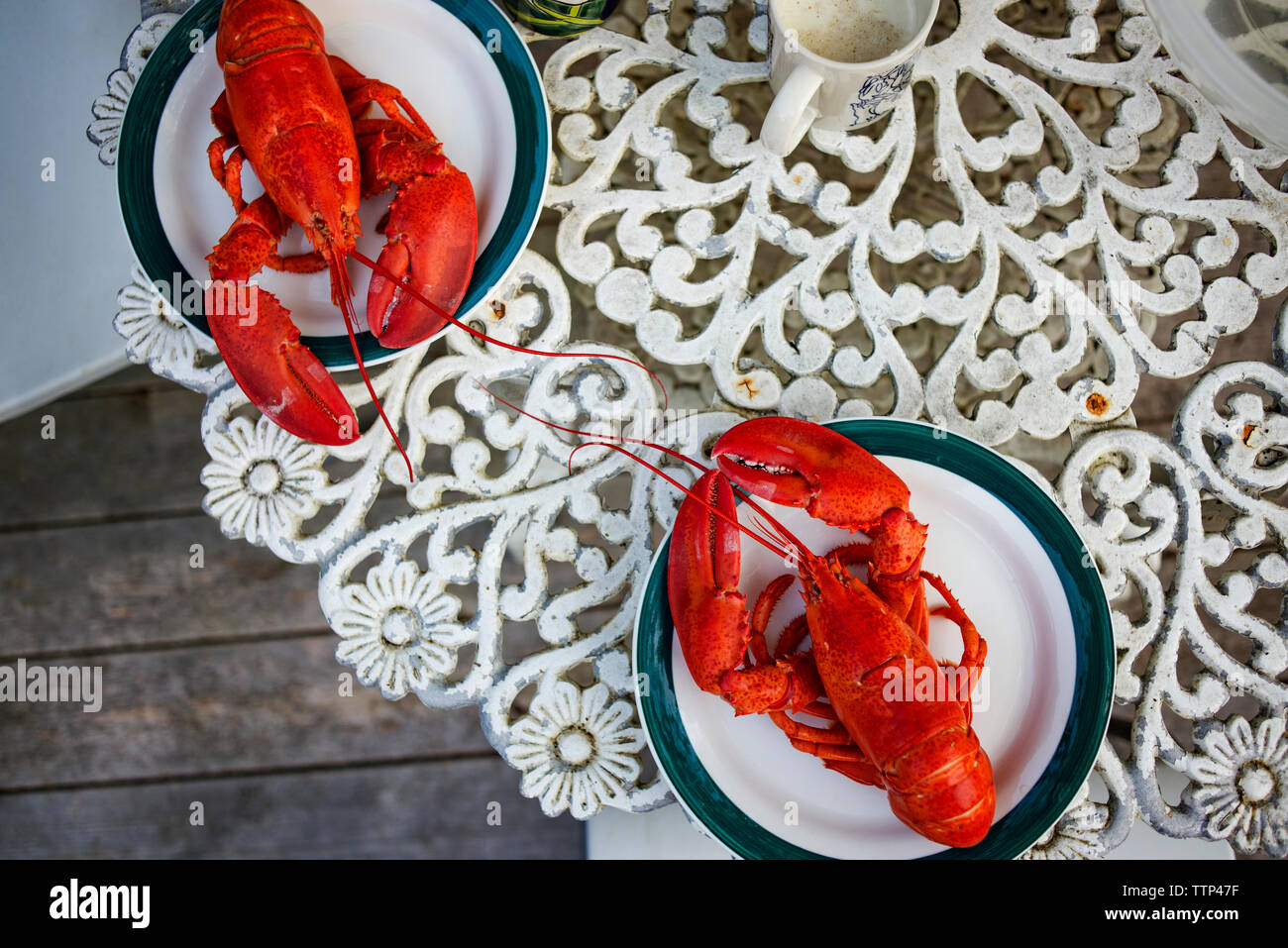 Vue aérienne de homards dans les assiettes sur la table Banque D'Images