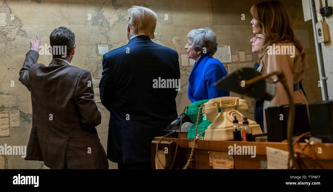 Le président américain, Donald Trump visite la seconde guerre mondiale de la paix prix à Whitehall avec le Premier ministre britannique Theresa May. Melania Trmup à droite. Photo : White House Banque D'Images