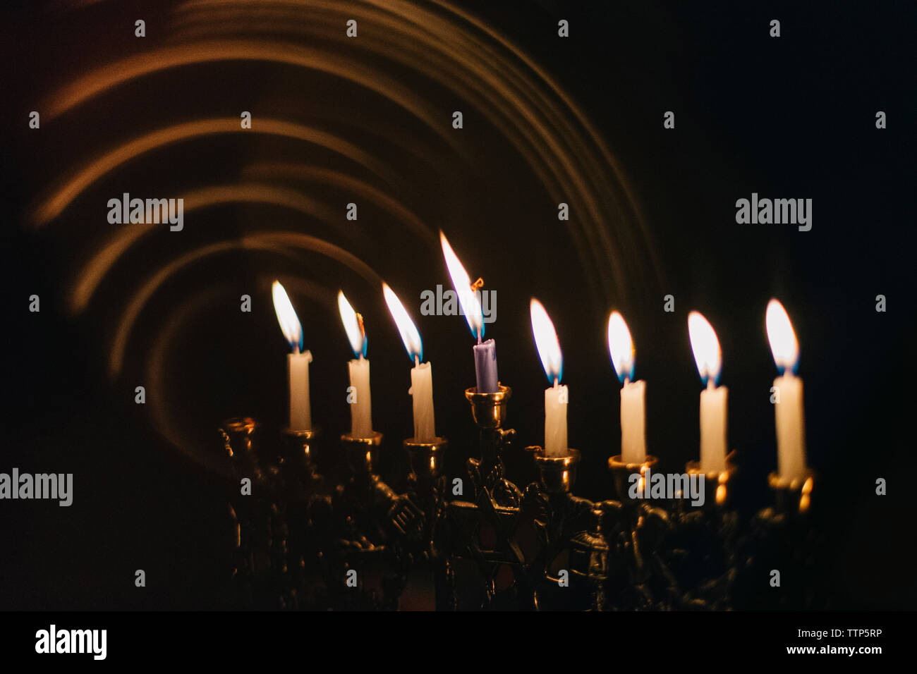Close-up de bougies rougeoyer en chambre noire Banque D'Images