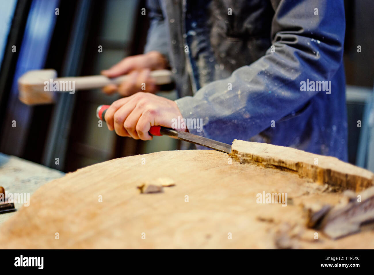 Portrait male carpenter burinage bois en atelier Banque D'Images