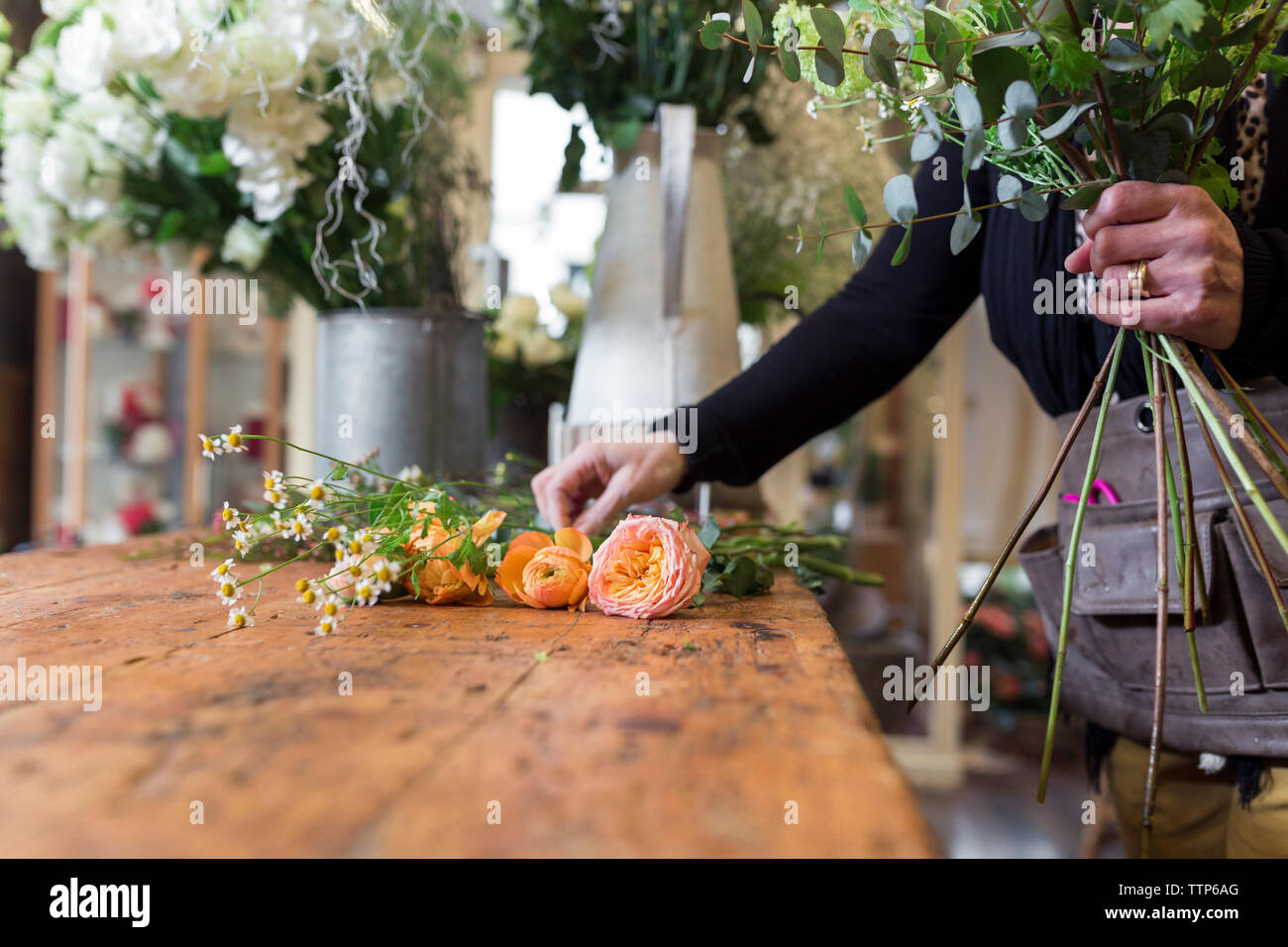Méconnaissable femme préparant un bouquet de fleurs à fleur 24 shop Banque D'Images