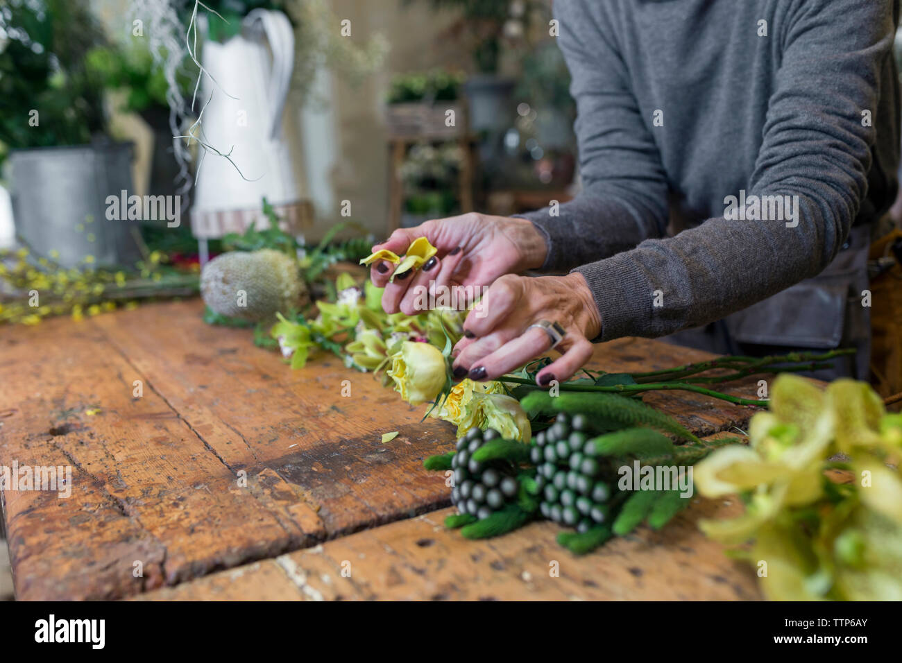 Femme méconnaissable arranging flowers flower shop 24 Banque D'Images