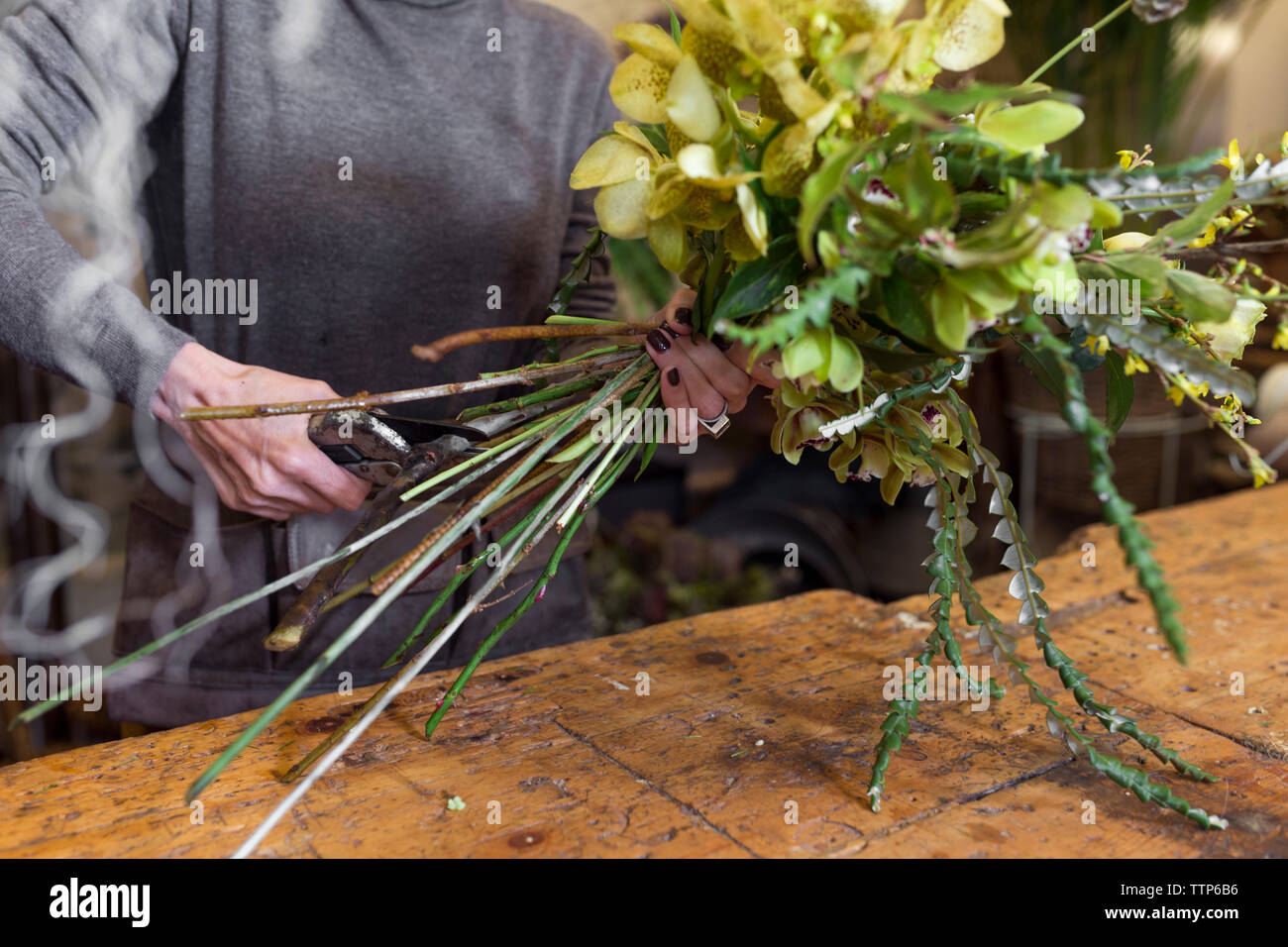 Portrait de femme méconnaissable à l'aide de ciseaux flower shop Banque D'Images
