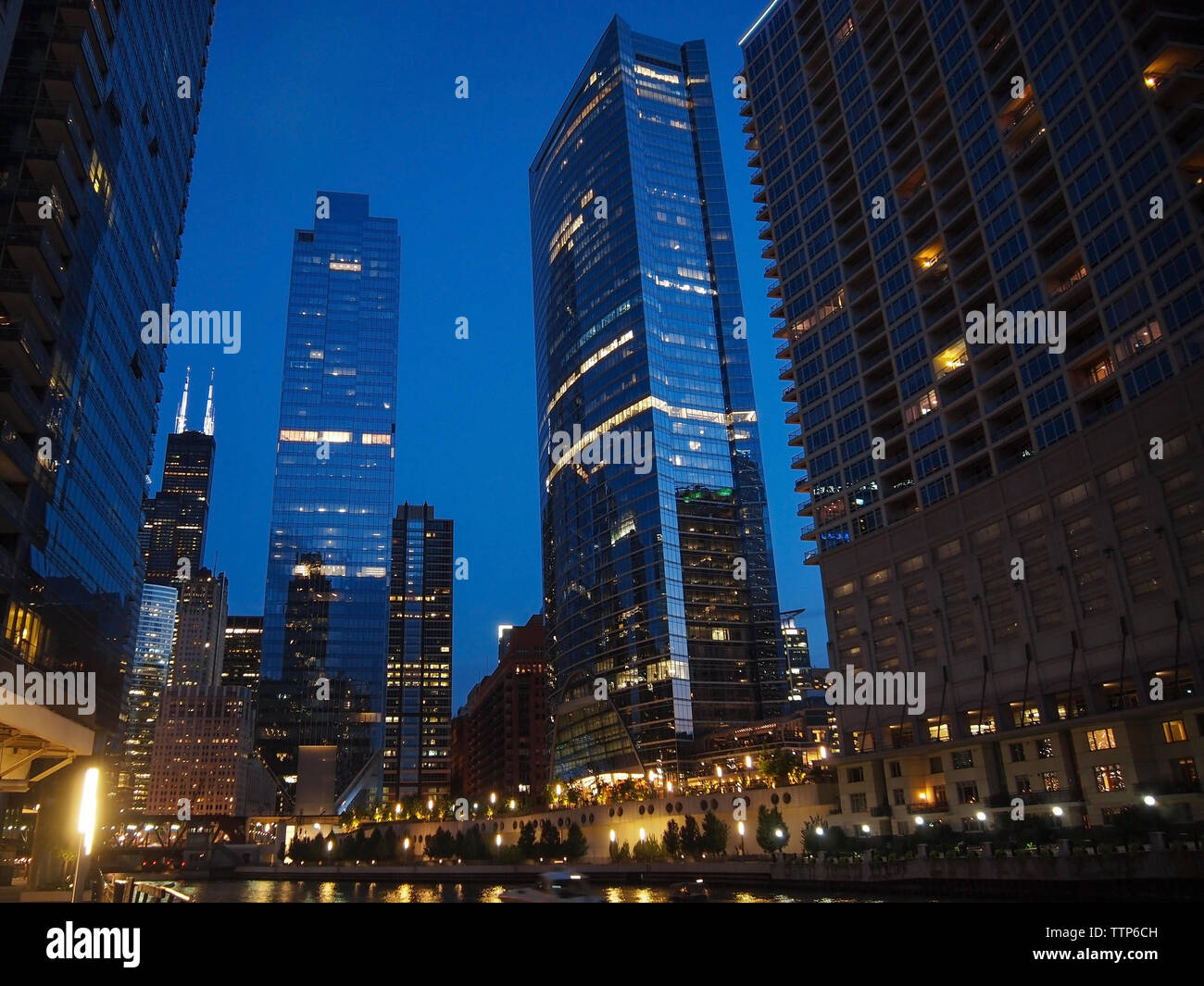 CHICAGO, ILLINOIS - 28 juillet 2018 : une section panoramique de grands toits pittoresques le long de l'Chicalgo riverfront juste après le coucher du soleil, l'heure bleue. Banque D'Images