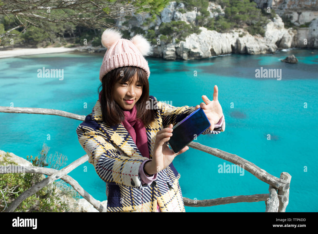 Jeune femme chinoise en vue de selfies Banque D'Images