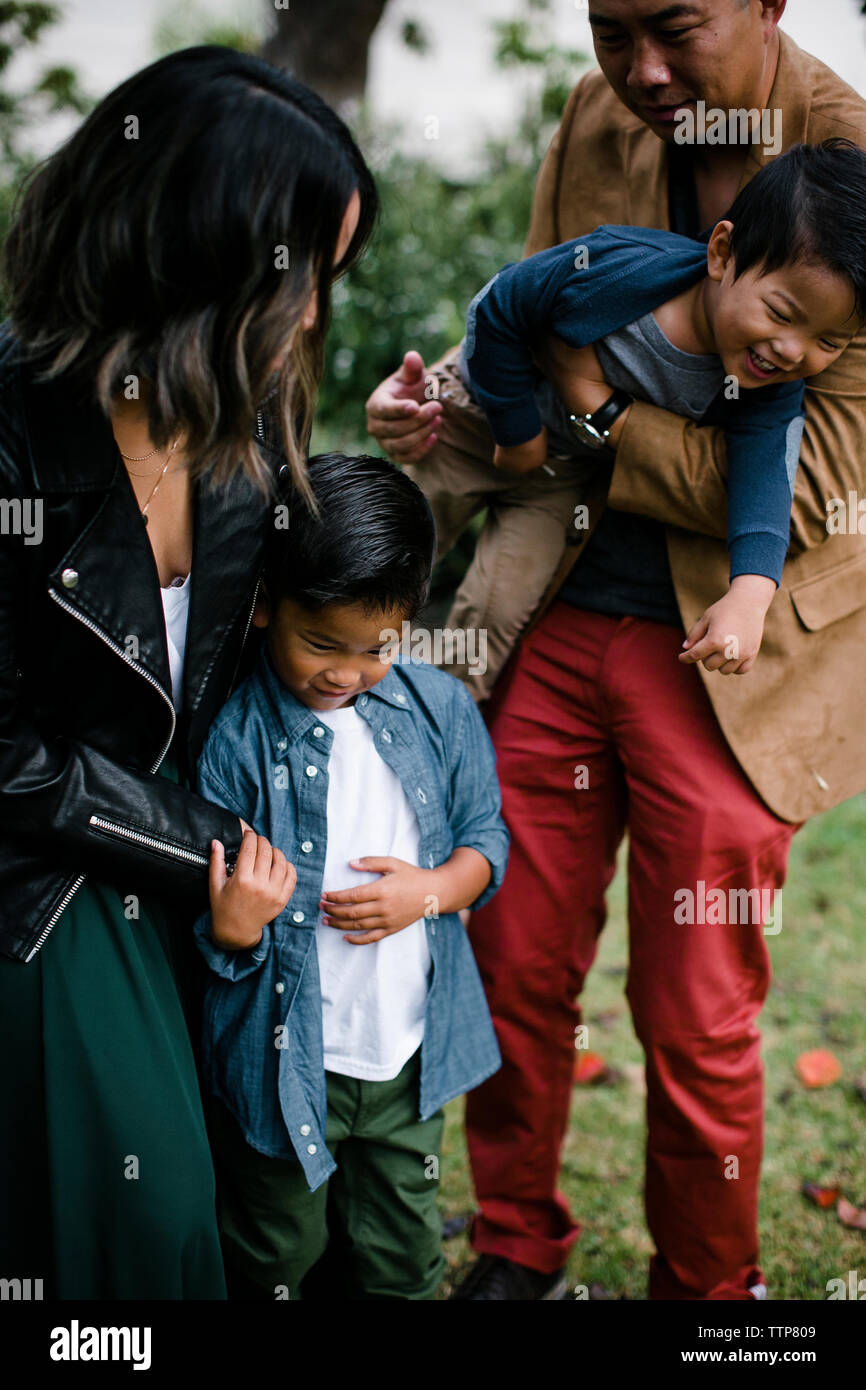 Les parents jouant avec mignon fils tout en se tenant dans le Parc Balboa Banque D'Images