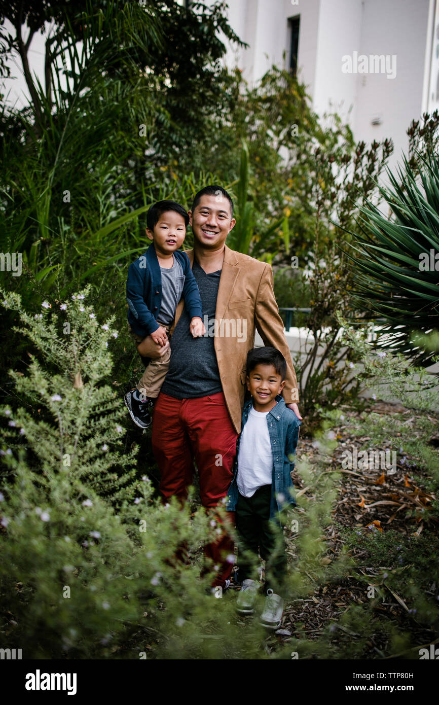 Portrait of smiling père fils avec au milieu de l'article plantes dans le Parc Balboa Banque D'Images