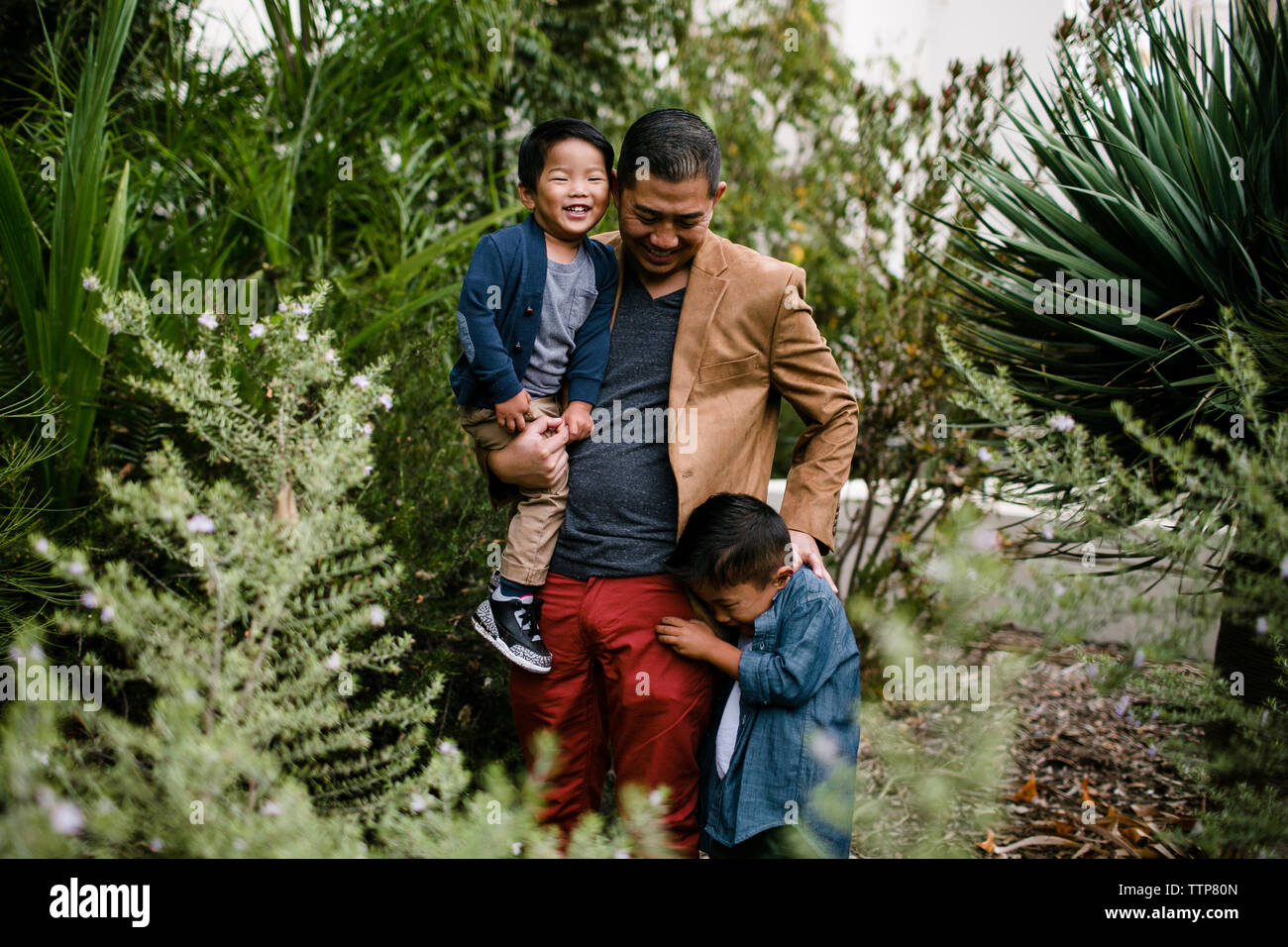 Heureux père fils avec l'article au milieu des plantes dans le Parc Balboa Banque D'Images