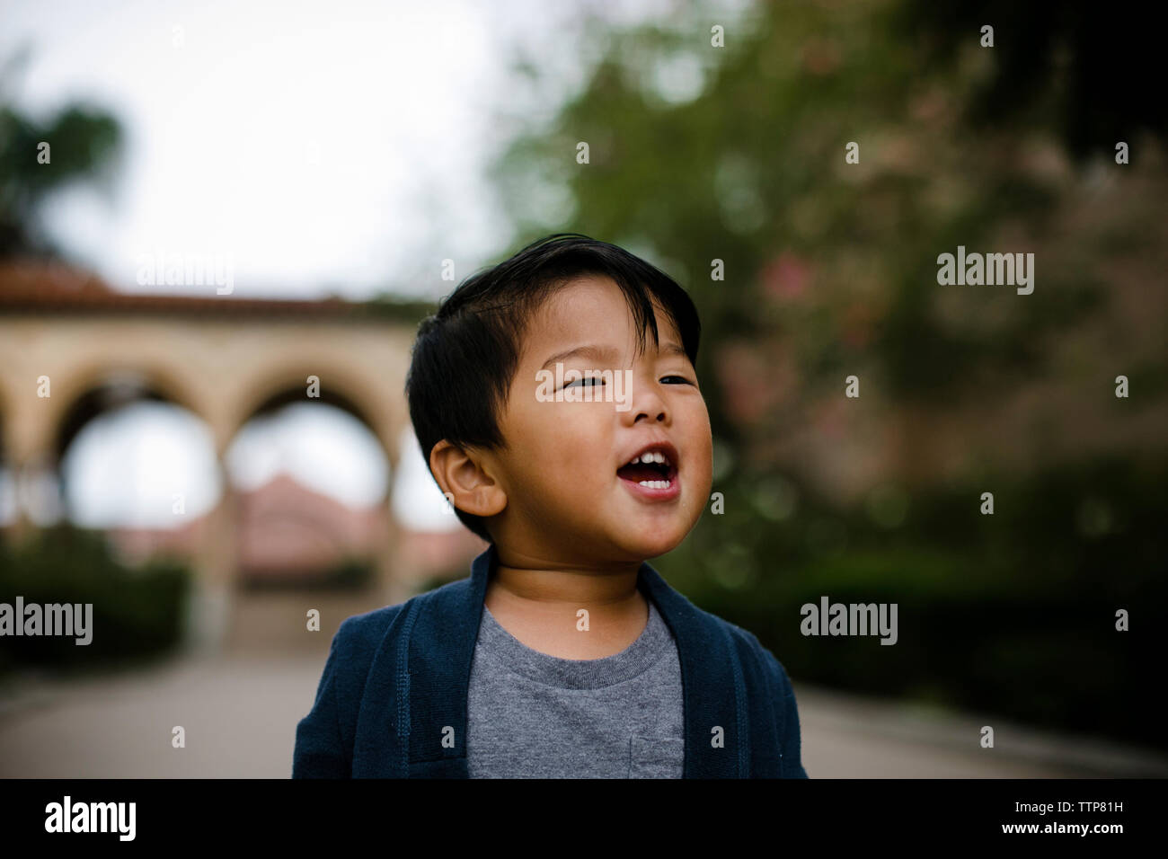 Close-up of cute baby boy hurlant tout en se tenant dans le Parc Balboa Banque D'Images