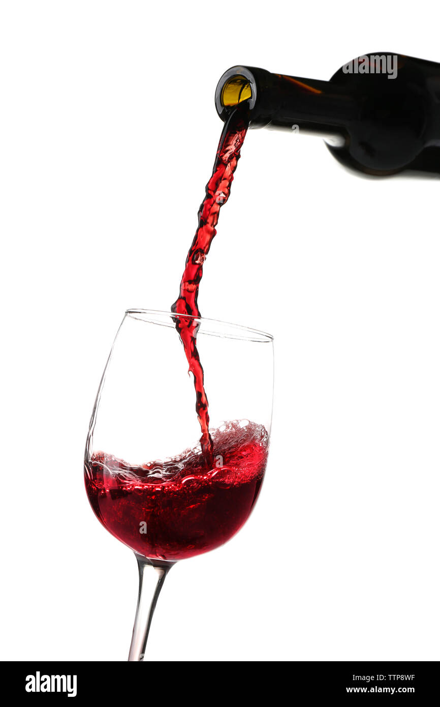 Verser dans un verre de vin rouge sur fond blanc Banque D'Images