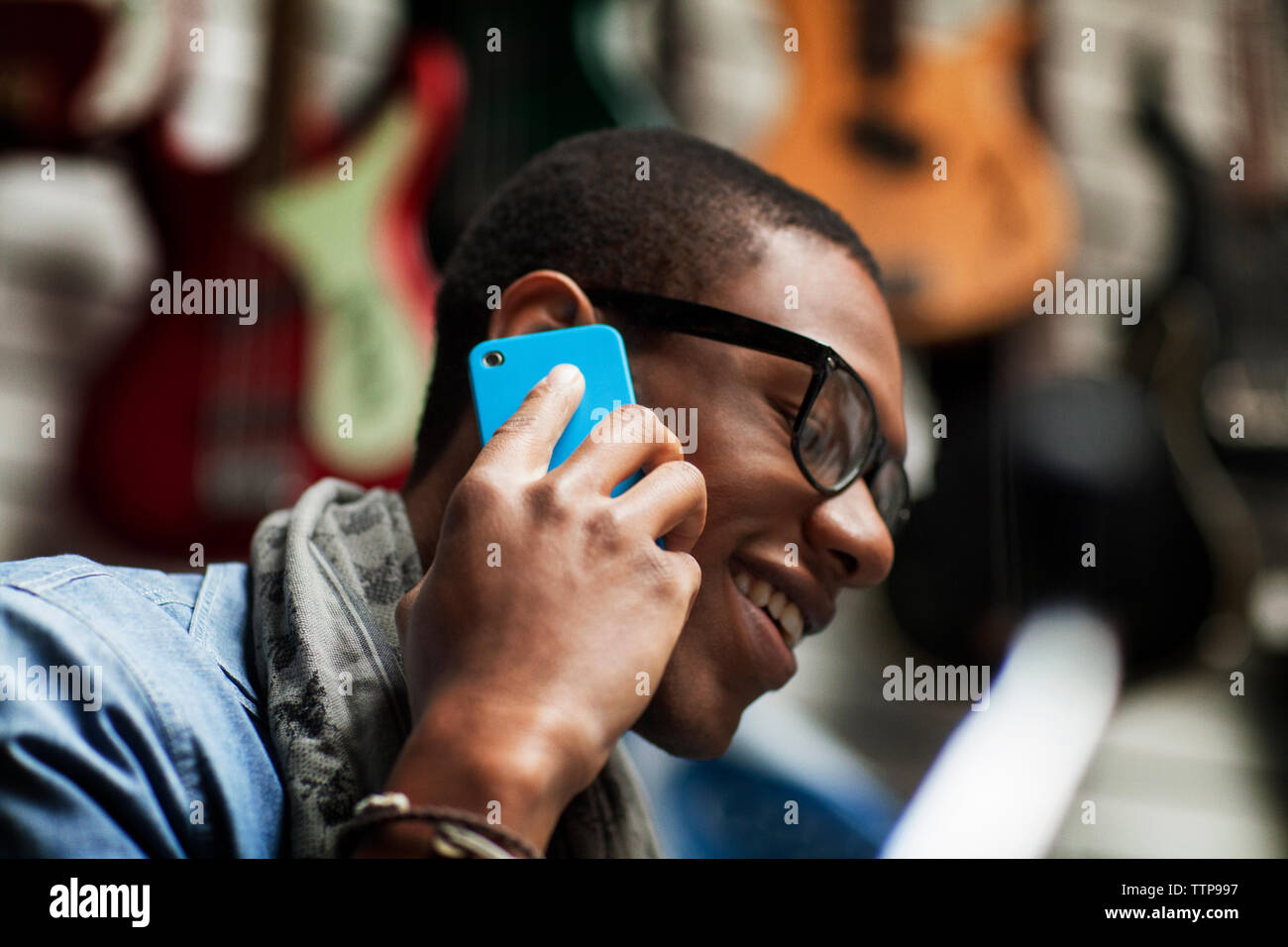 Happy man talking on mobile phone Banque D'Images